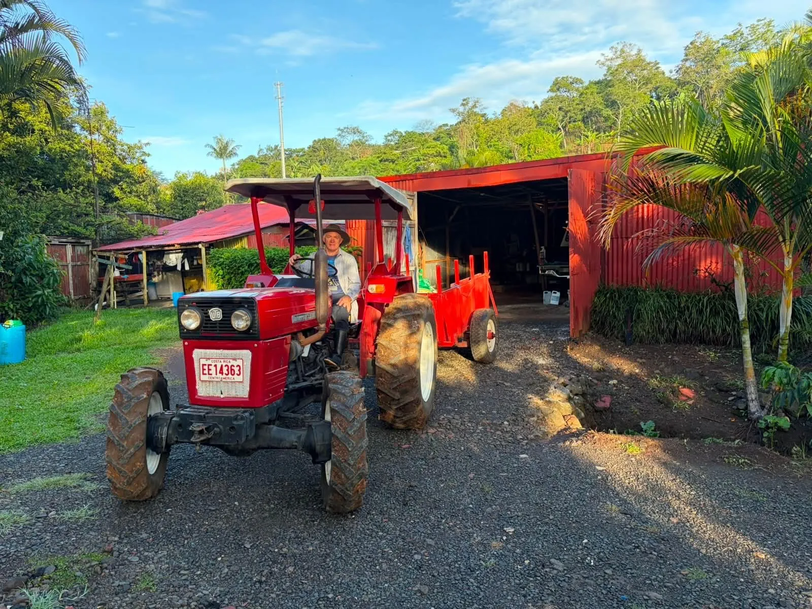 El tractor de la finca frente al beneficio