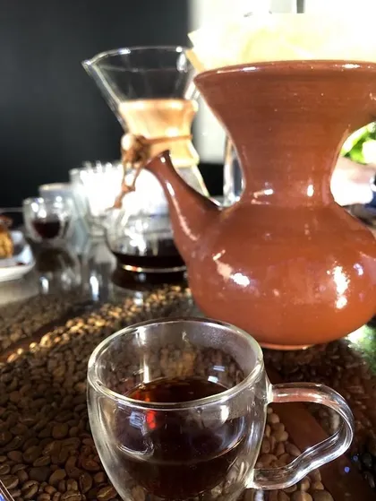 Café preparado en chorreador y Chemex